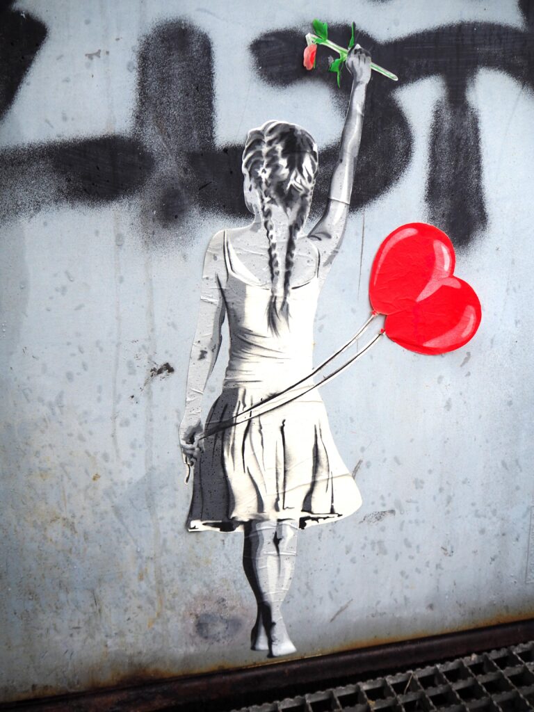 Mädchen mit Herzballon