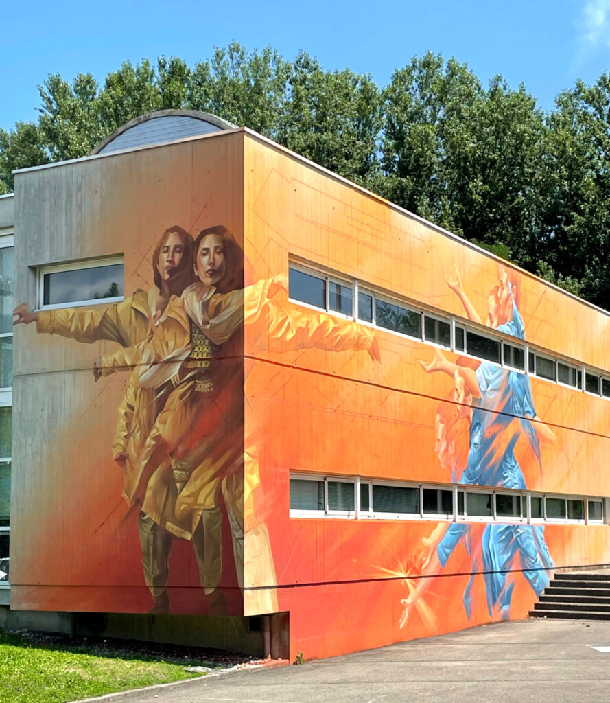 farbiges Mural auf zwei Hauswänden